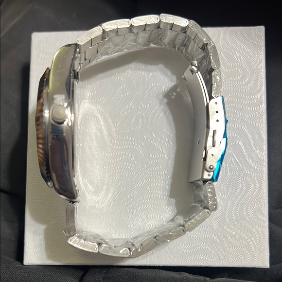 Silver and Black quartz Luxury Watch with Date Display - Picture 2 of 3